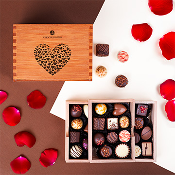 Schokoladenpralinen in einer dekorativen Schachtel mit einem Herz zum Valentinstag
