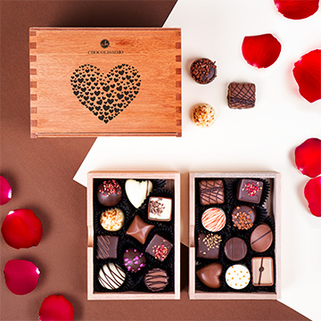 Schokoladenpralinen in einer dekorativen Schachtel mit einem Herz zum Valentinstag
