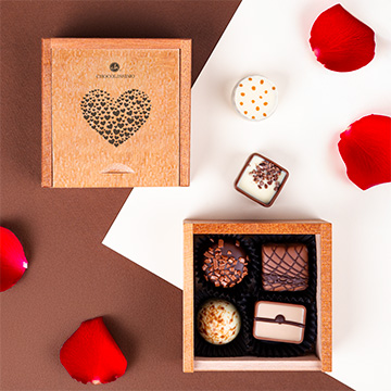 Schokoladenpralinen in einer dekorativen Schachtel mit einem Herz zum Valentinstag