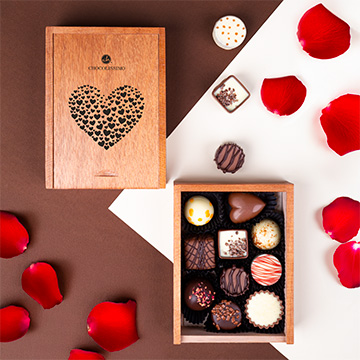 Schokoladenpralinen in einer dekorativen Schachtel mit einem Herz zum Valentinstag