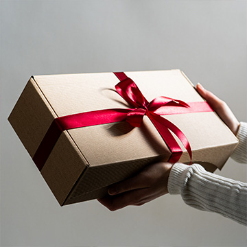 Schoko-Mystery-Box auf den Händen