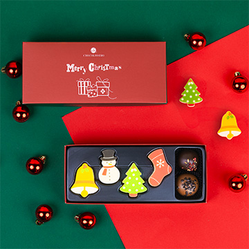 Satz Schokoladenfiguren mit Pralinen in einem Weihnachtsarrangement