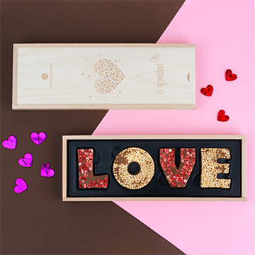 Schokoladen-Schriftzug LOVE mit Zusätzen in einer Holzbox