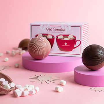 Schokoladenkugelset mit Marshmallows in einem Liebesmotiv