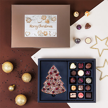 Ein Set von ChocoPostcard Maxi Milk Pralinen in einem festlichen Arrangement mit Ihrem eigenen Foto