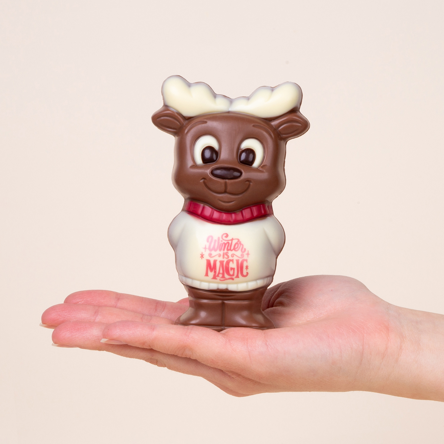 Schokoladenfigur eines Renifers in einem weißen Pullover