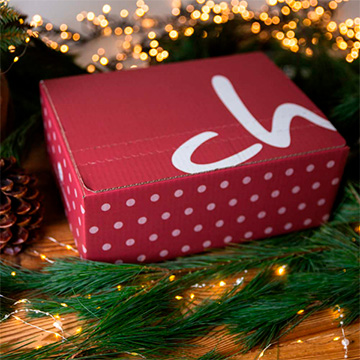 Eine Vielzahl von Pralinen in geheimnisvollen Schachteln für Weihnachten unter dem Baum