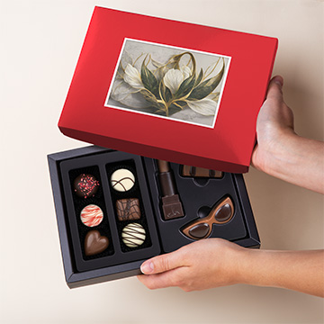 Schokoladen-Set mit Pralinen und Figuren mit Foto zum Frauentag, präsentiert in Händen
