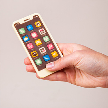 Schokoladen-Smartphone für Weihnachten in der Hand präsentiert