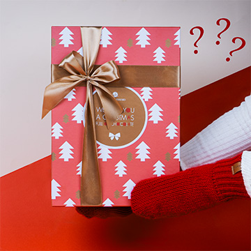 Schokoladen-Mystery-Box in den Handflächen präsentiert