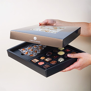 Weihnachten ChocoPostcard Maxi gold dessert pack in den Händen präsentiert