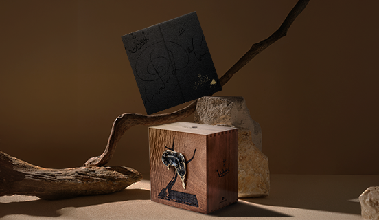 Holzschachtel mit Pralinen und einer Skulptur einer Uhr