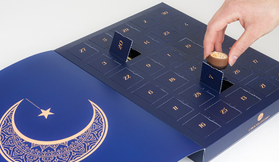 eine Schokolade aus dem Kalender für den Ramadan auswählen