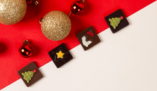 Weihnachtlich verzierte Schokolade und edle Weihnachtspralinen