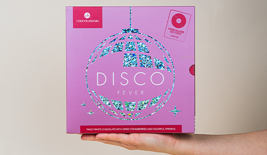 Dekorative Schachtel mit weißen Schokoladen-Discos in einer dekorativen Schachtel