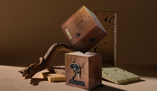 Holzschachtel mit Pralinen, einer Skulptur einer Uhr und der Unterschrift von Salvador Dalí