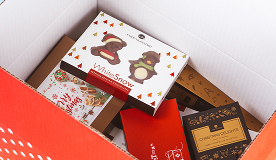 Verschiedene Pralinen in einem Schokoladenüberraschungsset für Weihnachten
