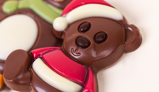 Unsere Schokoladenfiguren werden von europäischen Meister-Chocolatiers gefertigt, die ausschließlich erstklassige belgische Schokolade verwenden