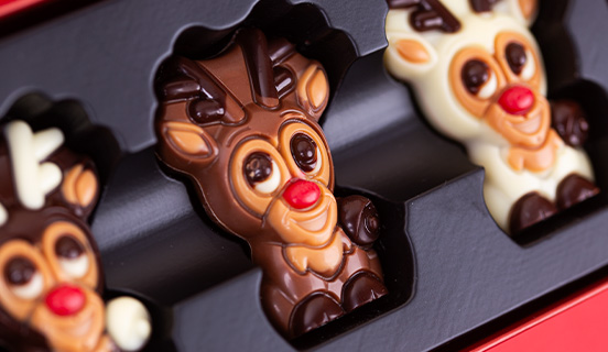 eine Schokoladenfigur, die auf Bestellung hergestellt wird