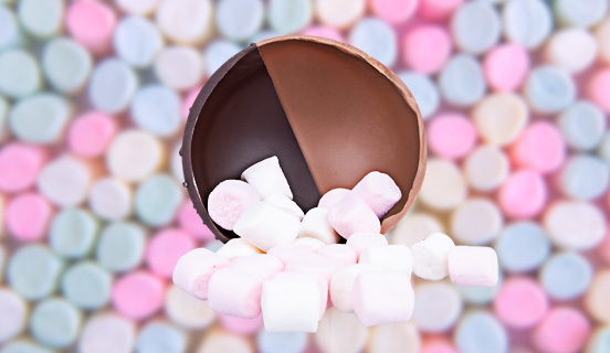 Marshmallows in einer Schokoladenkugel