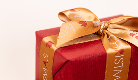 ein dekorativ verpackter Weihnachts-Ballotin