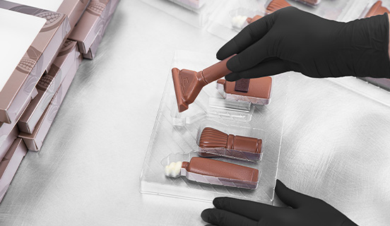 Schokoladenfigur vor dem Versand verpackt