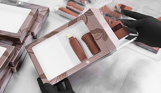 Schokoladenfigur vor dem Versand verpackt