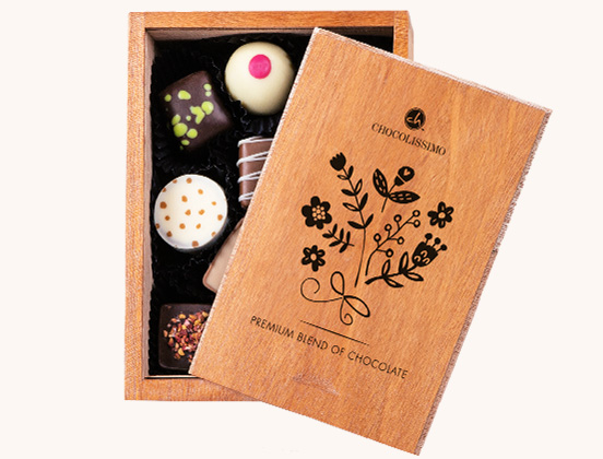 Einzigartige Merkmale einer Schachtel mit Schokoladenpralinen, die mit einem Blumenmotiv verziert sind