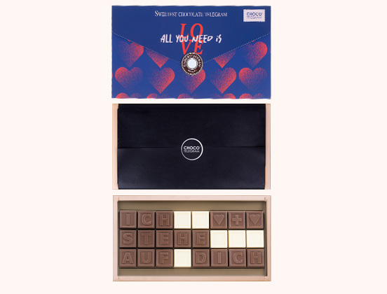 Einzigartige Merkmale eines Schokoladentelegramms in einem Umschlag zum Valentinstag