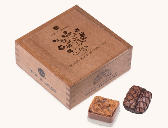 Einzigartige Merkmale einer Schachtel mit Schokoladenpralinen, die mit einem Blumenmotiv verziert sind