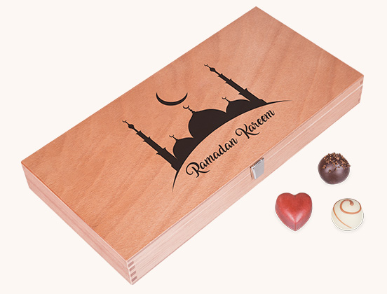 Einzigartige Pralinen für Ramadan in einer Holzkiste