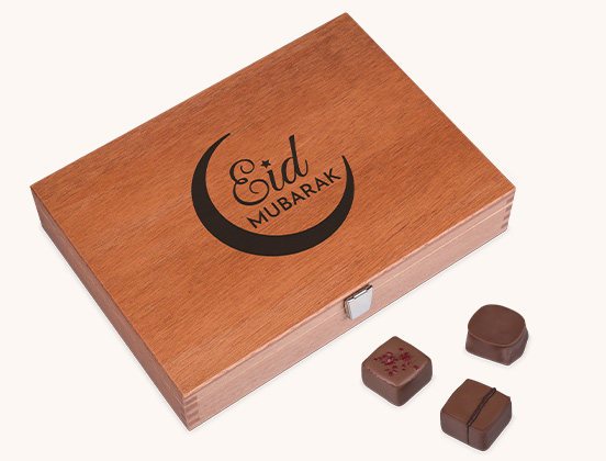 Einzigartige Pralinen für Ramadan in einer Holzkiste