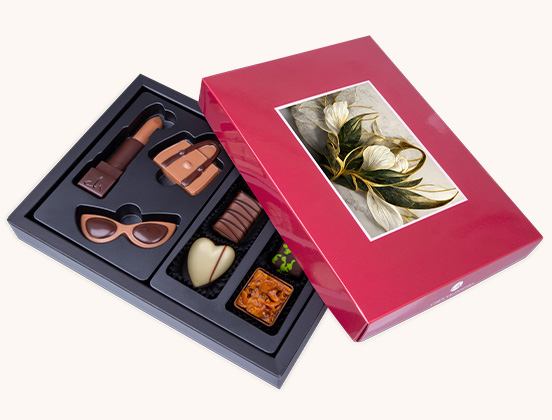 Einzigartige Merkmale des Sets mit Pralinen und Schokoladenfiguren mit ausgewähltem Foto